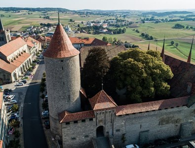 Vue du Château de Romont, qui abrite le Vitromusée Romont.