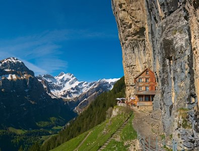 L'auberge Äscher est accessible par divers chemins ou en téléphérique depuis Wasserauen-Ebenalp.